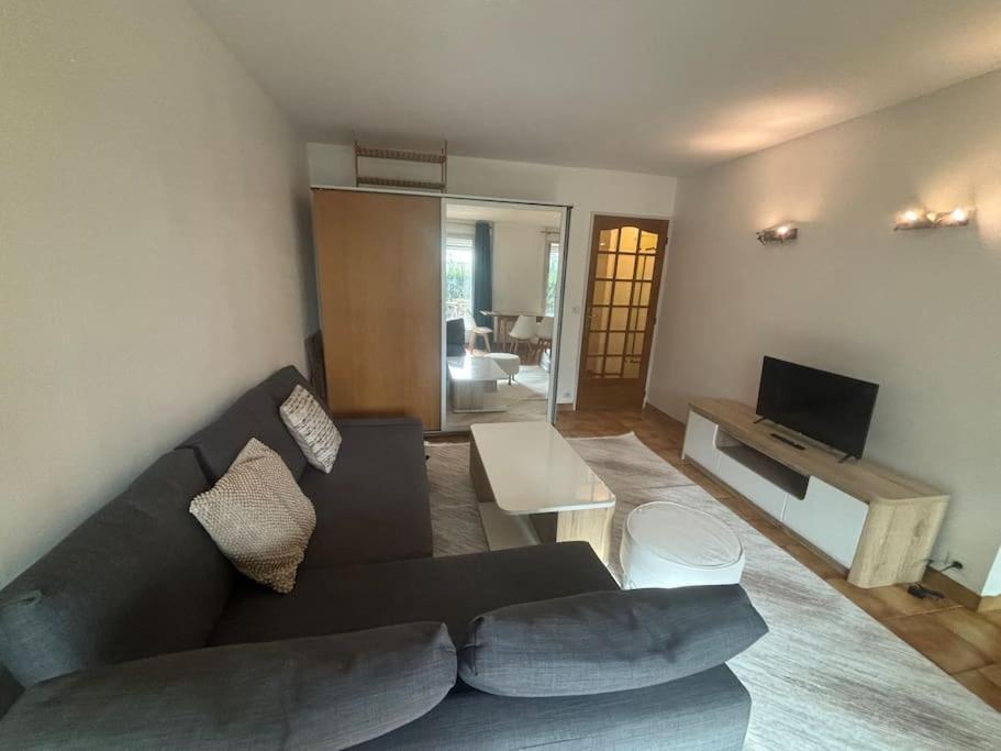 Ferienwohnung F2 Avec Terrasse, Parking Gratuit Guyancourt Exterior foto