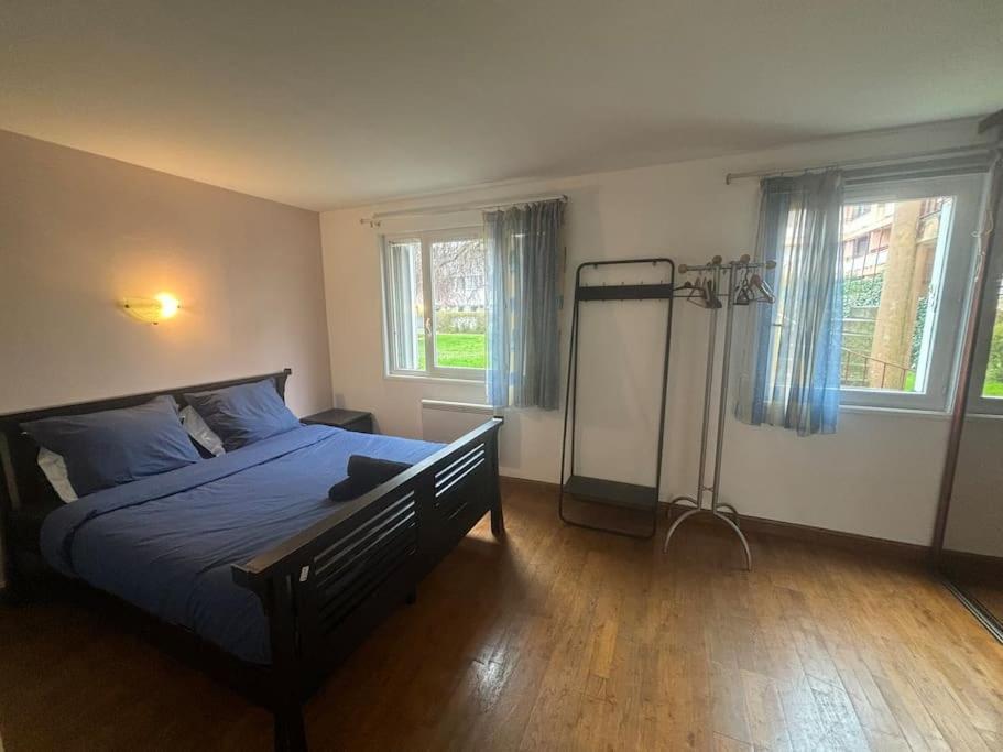Ferienwohnung F2 Avec Terrasse, Parking Gratuit Guyancourt Exterior foto